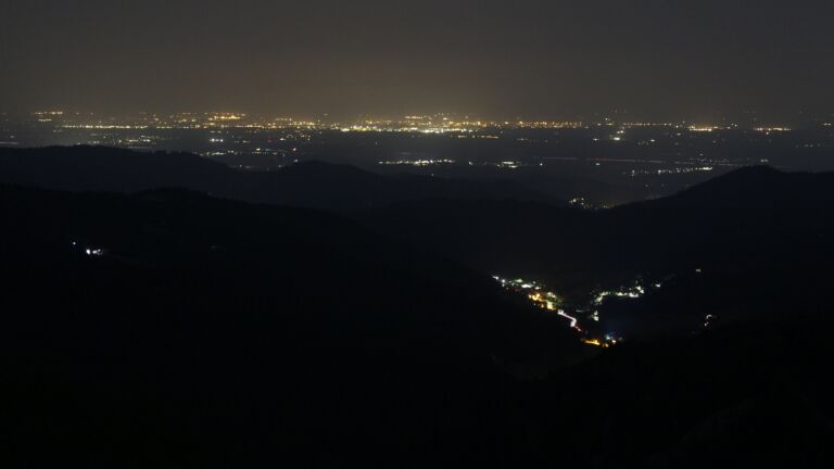 Dieses Bild zeigt eine Webcam-Aufnahme vom Achertal, aufgenommen am Samstag, den 16.08.2025 um 01:30 Uhr. Die Temperatur betrug 20.1°C.