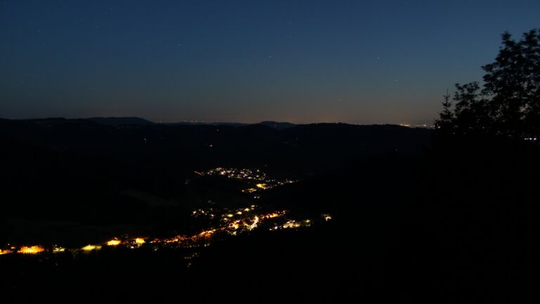 Dieses Bild zeigt eine Webcam-Aufnahme vom Achertal, aufgenommen am Freitag, den 03.07.2026 um 23:00 Uhr. Die Temperatur betrug 17.9°C.