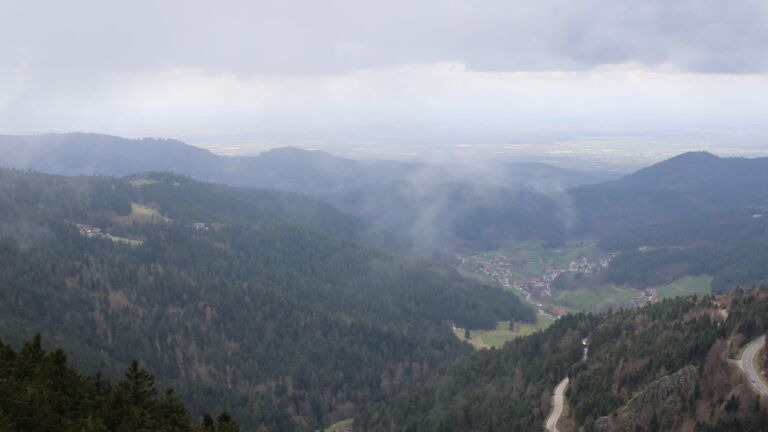 Dieses Bild zeigt eine Webcam-Aufnahme vom Achertal, aufgenommen am Dienstag, den 17.03.2026 um 14:20 Uhr. Die Temperatur betrug 7.7°C.