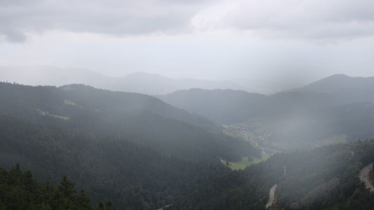 Dieses Bild zeigt eine Webcam-Aufnahme vom Achertal, aufgenommen am Samstag, den 30.08.2025 um 15:10 Uhr. Die Temperatur betrug 11.5°C.