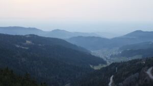 Dieses Bild zeigt eine Webcam-Aufnahme vom Achertal, aufgenommen am Freitag, den 06.03.2026 um 18:10 Uhr. Die Temperatur betrug 10.5°C.