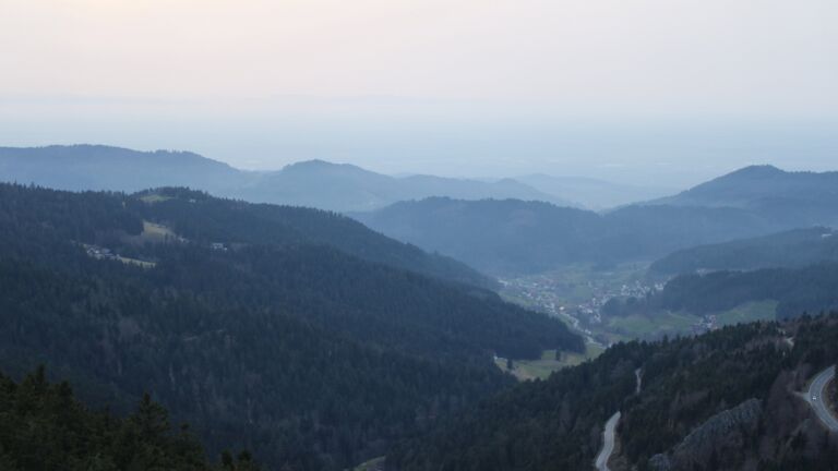 Dieses Bild zeigt eine Webcam-Aufnahme vom Achertal, aufgenommen am Freitag, den 06.03.2026 um 18:10 Uhr. Die Temperatur betrug 10.5°C.