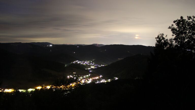 Dieses Bild zeigt eine Webcam-Aufnahme vom Achertal, aufgenommen am Dienstag, den 18.08.2026 um 22:10 Uhr. Die Temperatur betrug 16.2°C.