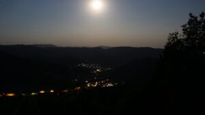 Dieses Bild zeigt eine Webcam-Aufnahme vom Achertal, aufgenommen am Donnerstag, den 30.07.2026 um 04:40 Uhr. Die Temperatur betrug 25.8°C.