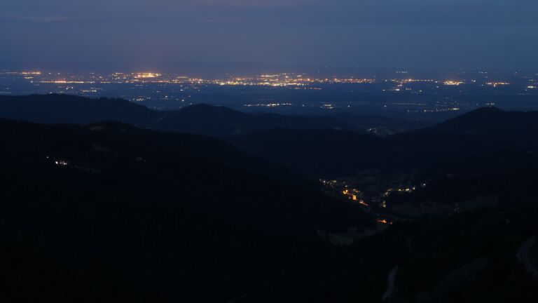 Dieses Bild zeigt eine Webcam-Aufnahme vom Achertal, aufgenommen am Mittwoch, den 16.07.2025 um 04:50 Uhr. Die Temperatur betrug 13.2°C.