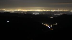 Dieses Bild zeigt eine Webcam-Aufnahme vom Achertal, aufgenommen am Dienstag, den 18.11.2025 um 21:00 Uhr. Die Temperatur betrug -3.4°C.