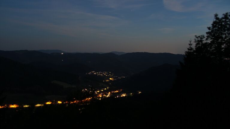 Dieses Bild zeigt eine Webcam-Aufnahme vom Achertal, aufgenommen am Montag, den 22.06.2026 um 22:50 Uhr. Die Temperatur betrug 25.5°C.