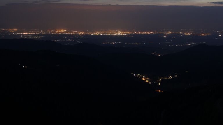 Dieses Bild zeigt eine Webcam-Aufnahme vom Achertal, aufgenommen am Mittwoch, den 07.05.2025 um 22:00 Uhr. Die Temperatur betrug 5.6°C.
