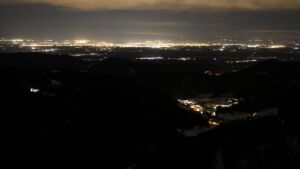 Dieses Bild zeigt eine Webcam-Aufnahme vom Achertal, aufgenommen am Dienstag, den 13.01.2026 um 00:30 Uhr. Die Temperatur betrug 4.4°C.