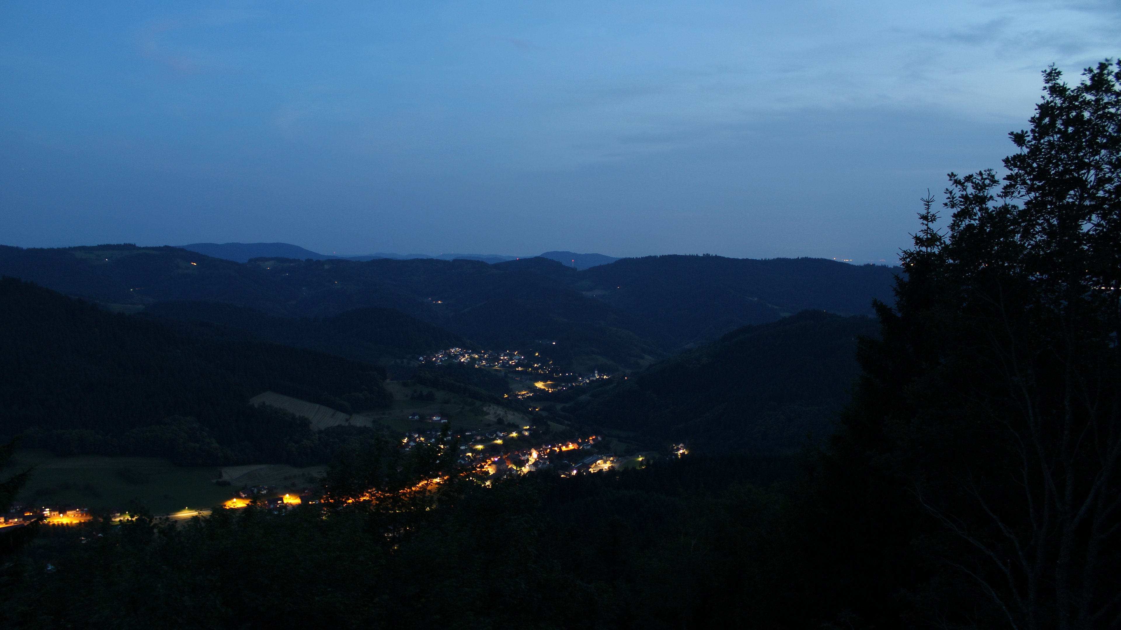 Dieses Bild zeigt eine Webcam-Aufnahme vom Achertal, aufgenommen am Samstag, den 20.06.2026 um 22:30 Uhr. Die Temperatur betrug 26.9°C.