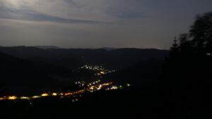 Dieses Bild zeigt eine Webcam-Aufnahme vom Achertal, aufgenommen am Donnerstag, den 25.06.2026 um 23:10 Uhr. Die Temperatur betrug 27.9°C.