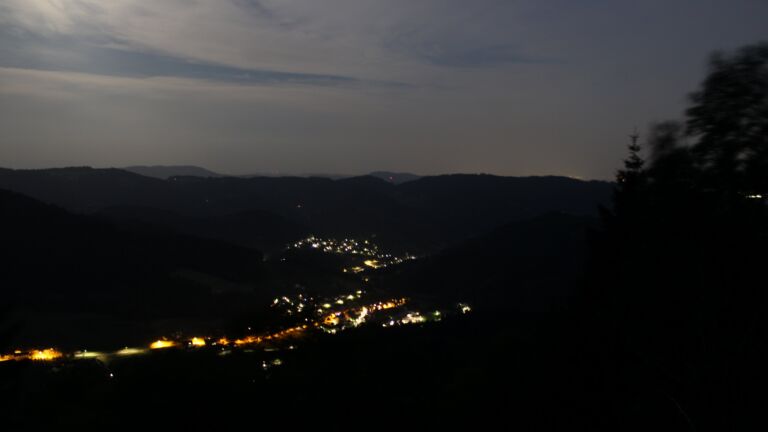 Dieses Bild zeigt eine Webcam-Aufnahme vom Achertal, aufgenommen am Donnerstag, den 25.06.2026 um 23:10 Uhr. Die Temperatur betrug 27.9°C.