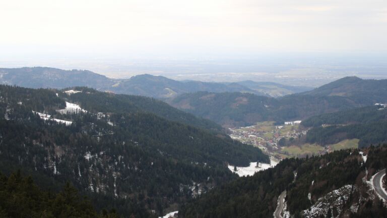 Dieses Bild zeigt eine Webcam-Aufnahme vom Achertal, aufgenommen am Mittwoch, den 14.01.2026 um 13:10 Uhr. Die Temperatur betrug 5.5°C.