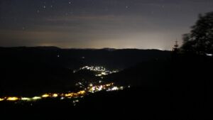 Dieses Bild zeigt eine Webcam-Aufnahme vom Achertal, aufgenommen am Samstag, den 23.05.2026 um 03:30 Uhr. Die Temperatur betrug 18.7°C.