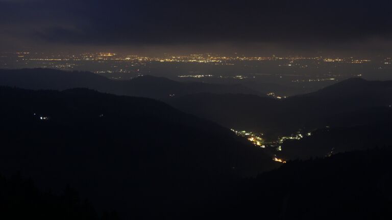 Dieses Bild zeigt eine Webcam-Aufnahme vom Achertal, aufgenommen am Donnerstag, den 21.08.2025 um 21:40 Uhr. Die Temperatur betrug 13.9°C.
