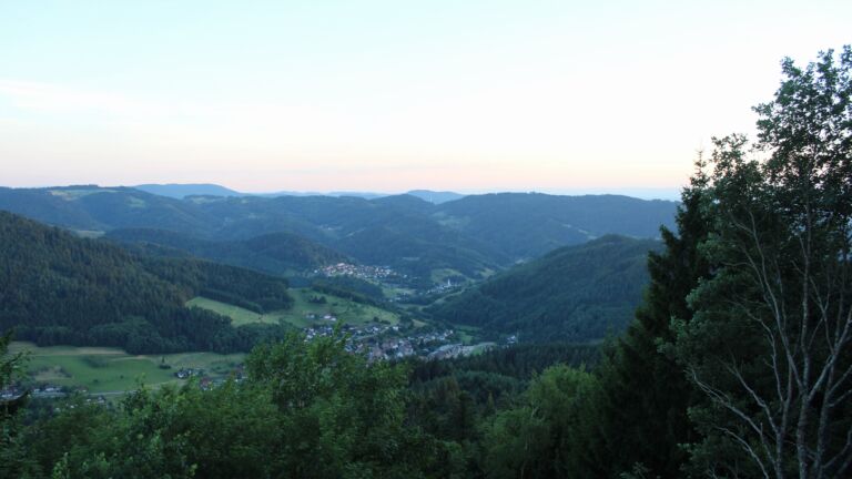 Dieses Bild zeigt eine Webcam-Aufnahme vom Achertal, aufgenommen am Freitag, den 10.07.2026 um 21:10 Uhr. Die Temperatur betrug 24.8°C.