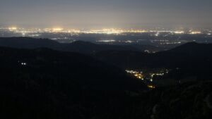 Dieses Bild zeigt eine Webcam-Aufnahme vom Achertal, aufgenommen am Sonntag, den 26.04.2026 um 00:30 Uhr. Die Temperatur betrug 10.4°C.