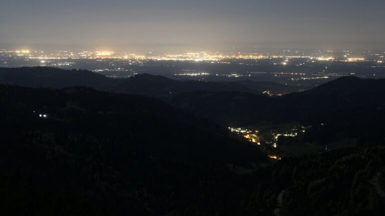 Dieses Bild zeigt eine Webcam-Aufnahme vom Achertal, aufgenommen am Sonntag, den 26.04.2026 um 00:30 Uhr. Die Temperatur betrug 10.4°C.