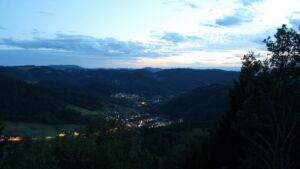 Dieses Bild zeigt eine Webcam-Aufnahme vom Achertal, aufgenommen am Sonntag, den 30.08.2026 um 20:50 Uhr. Die Temperatur betrug 20.3°C.