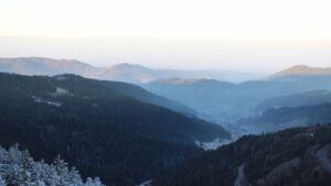 Dieses Bild zeigt eine Webcam-Aufnahme vom Achertal, aufgenommen am Samstag, den 27.12.2025 um 09:00 Uhr. Die Temperatur betrug 2.4°C.