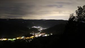 Dieses Bild zeigt eine Webcam-Aufnahme vom Achertal, aufgenommen am Sonntag, den 11.10.2026 um 20:10 Uhr. Die Temperatur betrug 7.4°C.