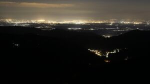 Dieses Bild zeigt eine Webcam-Aufnahme vom Achertal, aufgenommen am Donnerstag, den 16.04.2026 um 22:00 Uhr. Die Temperatur betrug 11.1°C.