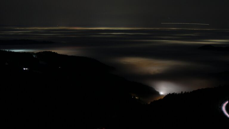 Dieses Bild zeigt eine Webcam-Aufnahme vom Achertal, aufgenommen am Montag, den 19.01.2026 um 19:00 Uhr. Die Temperatur betrug 6.5°C.