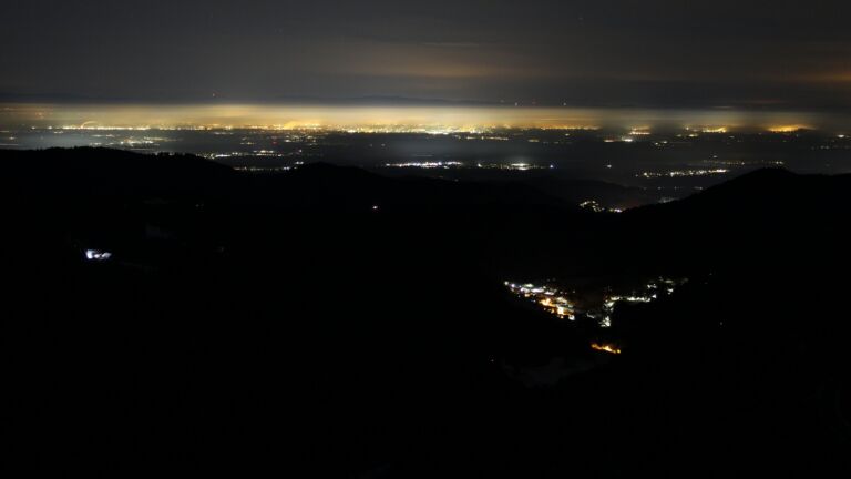 Dieses Bild zeigt eine Webcam-Aufnahme vom Achertal, aufgenommen am Sonntag, den 23.11.2025 um 04:30 Uhr. Die Temperatur betrug -4.1°C.