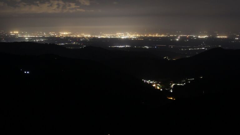 Dieses Bild zeigt eine Webcam-Aufnahme vom Achertal, aufgenommen am Sonntag, den 19.04.2026 um 02:00 Uhr. Die Temperatur betrug 10.9°C.