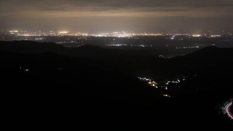 Dieses Bild zeigt eine Webcam-Aufnahme vom Achertal, aufgenommen am Freitag, den 23.05.2025 um 01:00 Uhr. Die Temperatur betrug 6.2°C.