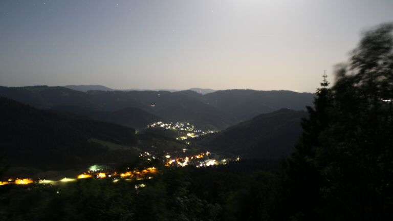 Dieses Bild zeigt eine Webcam-Aufnahme vom Achertal, aufgenommen am Dienstag, den 26.05.2026 um 00:30 Uhr. Die Temperatur betrug 21.8°C.