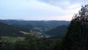 Dieses Bild zeigt eine Webcam-Aufnahme vom Achertal, aufgenommen am Sonntag, den 14.06.2026 um 22:00 Uhr. Die Temperatur betrug 13.8°C.