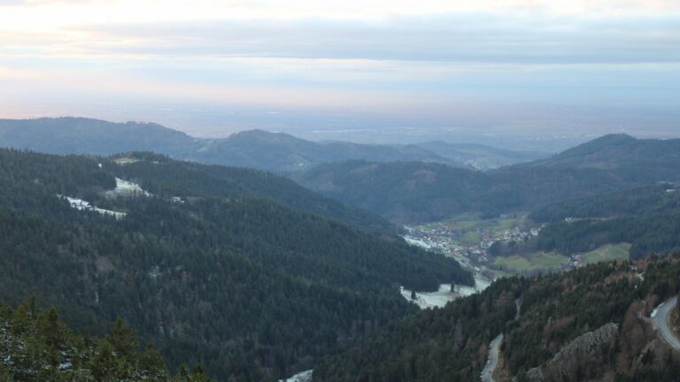 Dieses Bild zeigt eine Webcam-Aufnahme vom Achertal, aufgenommen am Mittwoch, den 19.11.2025 um 16:30 Uhr. Die Temperatur betrug -1.6°C.