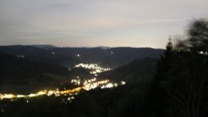 Dieses Bild zeigt eine Webcam-Aufnahme vom Achertal, aufgenommen am Montag, den 28.09.2026 um 21:00 Uhr. Die Temperatur betrug 23.3°C.