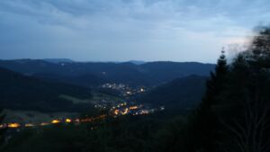 Dieses Bild zeigt eine Webcam-Aufnahme vom Achertal, aufgenommen am Montag, den 03.08.2026 um 21:40 Uhr. Die Temperatur betrug 29.1°C.