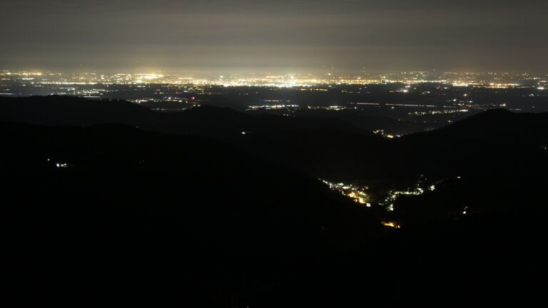 Dieses Bild zeigt eine Webcam-Aufnahme vom Achertal, aufgenommen am Freitag, den 19.09.2025 um 22:00 Uhr. Die Temperatur betrug 21.2°C.