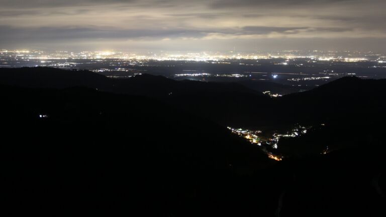 Dieses Bild zeigt eine Webcam-Aufnahme vom Achertal, aufgenommen am Dienstag, den 10.03.2026 um 21:30 Uhr. Die Temperatur betrug 5.2°C.