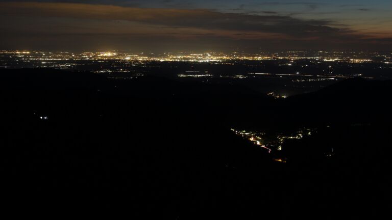 Dieses Bild zeigt eine Webcam-Aufnahme vom Achertal, aufgenommen am Donnerstag, den 16.04.2026 um 21:40 Uhr. Die Temperatur betrug 10.9°C.