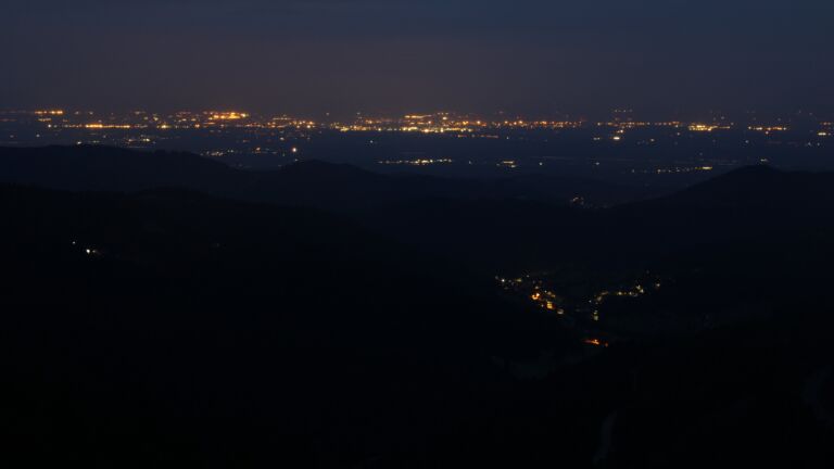 Dieses Bild zeigt eine Webcam-Aufnahme vom Achertal, aufgenommen am Montag, den 04.08.2025 um 05:20 Uhr. Die Temperatur betrug 10.8°C.