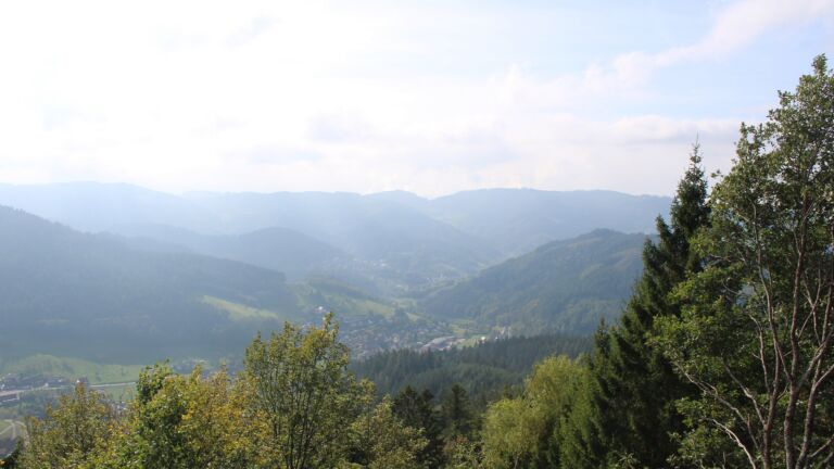 Dieses Bild zeigt eine Webcam-Aufnahme vom Achertal, aufgenommen am Montag, den 19.10.2026 um 13:40 Uhr. Die Temperatur betrug 12.4°C.