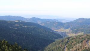 Dieses Bild zeigt eine Webcam-Aufnahme vom Achertal, aufgenommen am Freitag, den 12.12.2025 um 11:30 Uhr. Die Temperatur betrug 9.5°C.