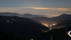 Dieses Bild zeigt eine Webcam-Aufnahme vom Achertal, aufgenommen am Montag, den 29.12.2025 um 22:30 Uhr. Die Temperatur betrug -2.8°C.