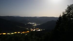 Dieses Bild zeigt eine Webcam-Aufnahme vom Achertal, aufgenommen am Dienstag, den 26.05.2026 um 01:00 Uhr. Die Temperatur betrug 21.6°C.
