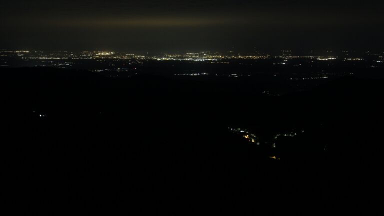 Dieses Bild zeigt eine Webcam-Aufnahme vom Achertal, aufgenommen am Samstag, den 23.08.2025 um 05:20 Uhr. Die Temperatur betrug 9.8°C.