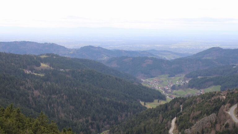 Dieses Bild zeigt eine Webcam-Aufnahme vom Achertal, aufgenommen am Freitag, den 13.03.2026 um 15:20 Uhr. Die Temperatur betrug 8.4°C.