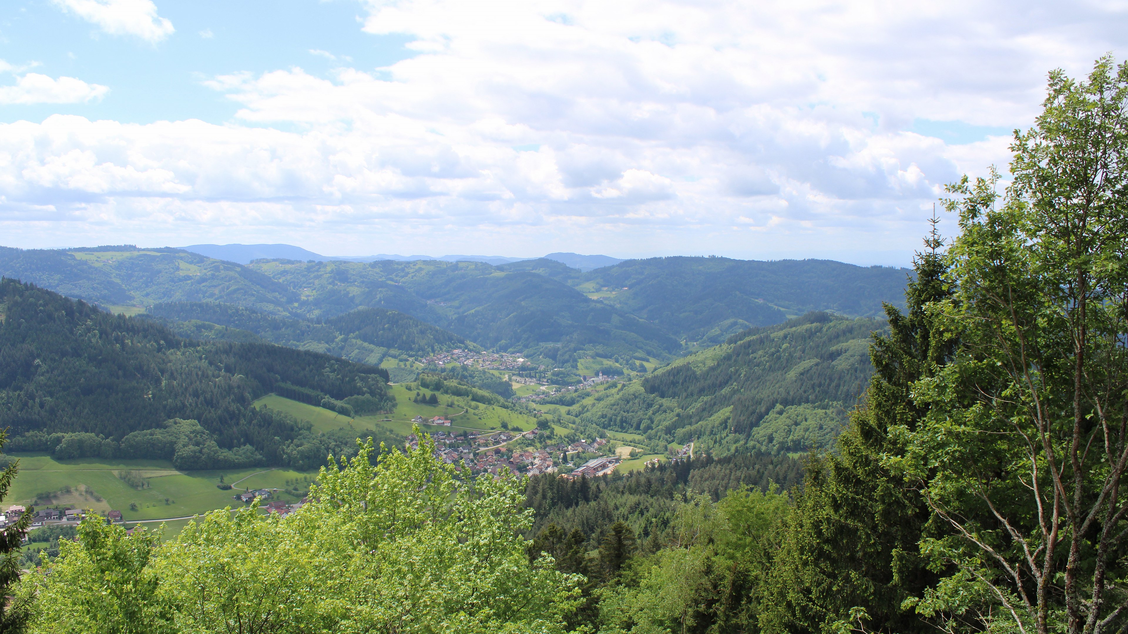 Dieses Bild zeigt eine Webcam-Aufnahme vom Achertal, aufgenommen am Dienstag, den 12.05.2026 um 13:30 Uhr. Die Temperatur betrug 5.6°C.