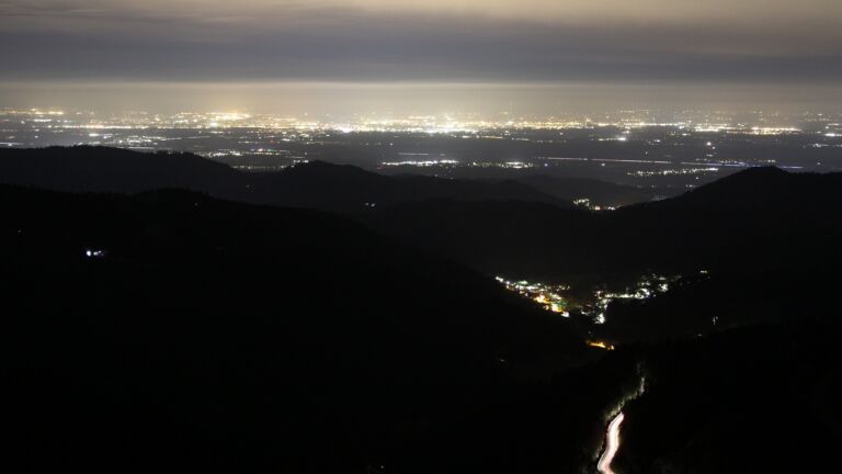 Dieses Bild zeigt eine Webcam-Aufnahme vom Achertal, aufgenommen am Freitag, den 10.04.2026 um 21:40 Uhr. Die Temperatur betrug 5.5°C.