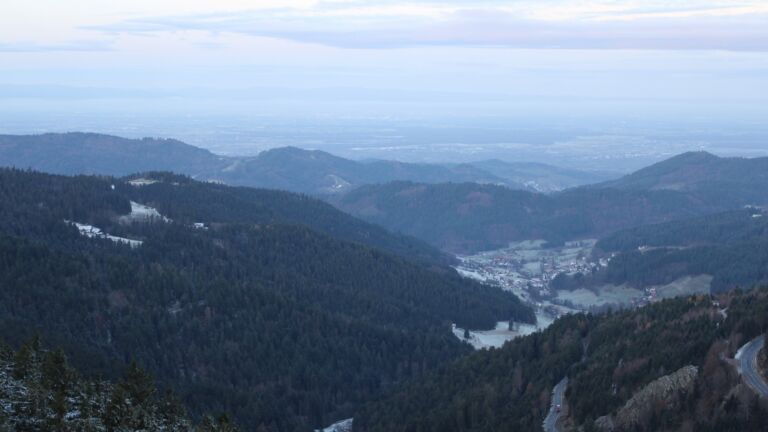 Dieses Bild zeigt eine Webcam-Aufnahme vom Achertal, aufgenommen am Mittwoch, den 19.11.2025 um 07:50 Uhr. Die Temperatur betrug -3.4°C.