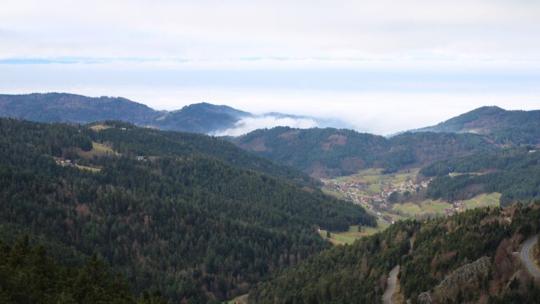 Dieses Bild zeigt eine Webcam-Aufnahme vom Achertal, aufgenommen am Donnerstag, den 04.12.2025 um 11:10 Uhr. Die Temperatur betrug 2.1°C.