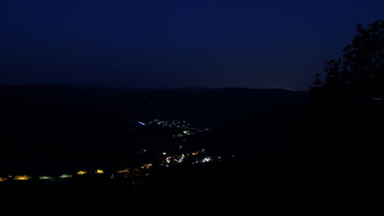 Dieses Bild zeigt eine Webcam-Aufnahme vom Achertal, aufgenommen am Mittwoch, den 27.05.2026 um 04:10 Uhr. Die Temperatur betrug 21.8°C.